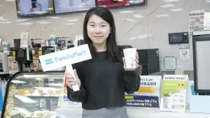 ▲即起至12月26日前,到全家借用免費循環杯,享大杯特濃拿鐵、大杯濃厚靜岡抹茶拿鐵半價。(圖/業者提供) ▲即起至12月26日前,到全家借用免費循環杯,享大杯特濃拿鐵、大杯濃厚靜岡抹茶拿鐵半價。(圖/業者提供)