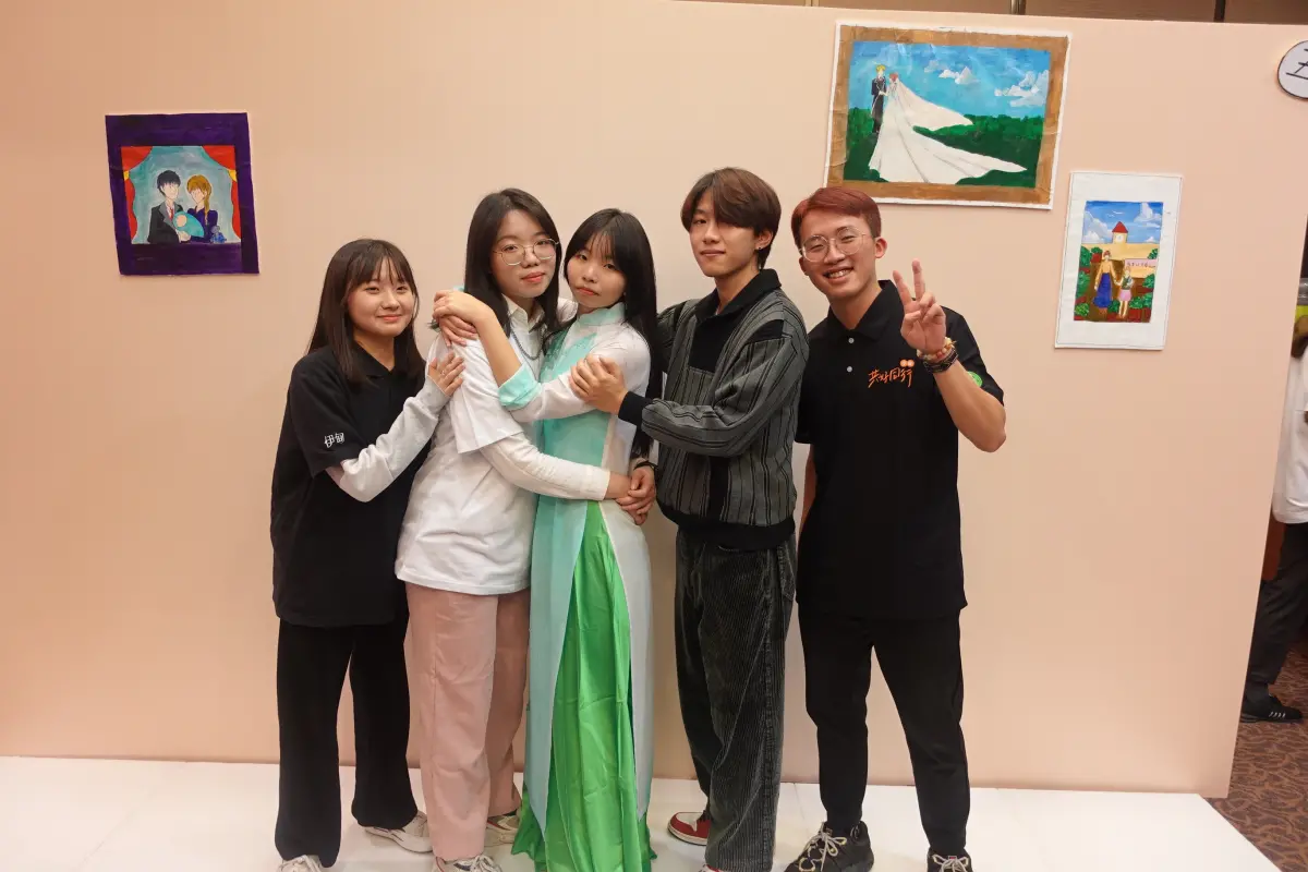 ▲今年25歲的小傑(右一)，藉由自身的影響力，持續帶領學員完成課程任務。（圖／伊甸基金會提供）