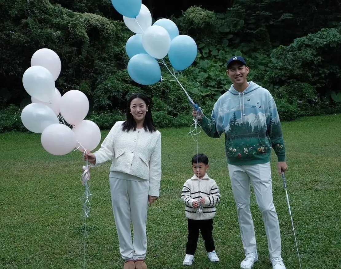 ▲毛加恩（右）和老婆Tiffany 2年前痛失愛女，日前夫妻倆和兒子Noah一家三口一起揭曉二寶性別。得知是女娃後Tiffany當場痛哭。（圖／翻攝自毛加恩IG）