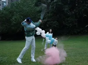 ▲毛加恩用高爾夫球擊破氣球，粉紅色粉末炸開，代表二寶是個女孩。