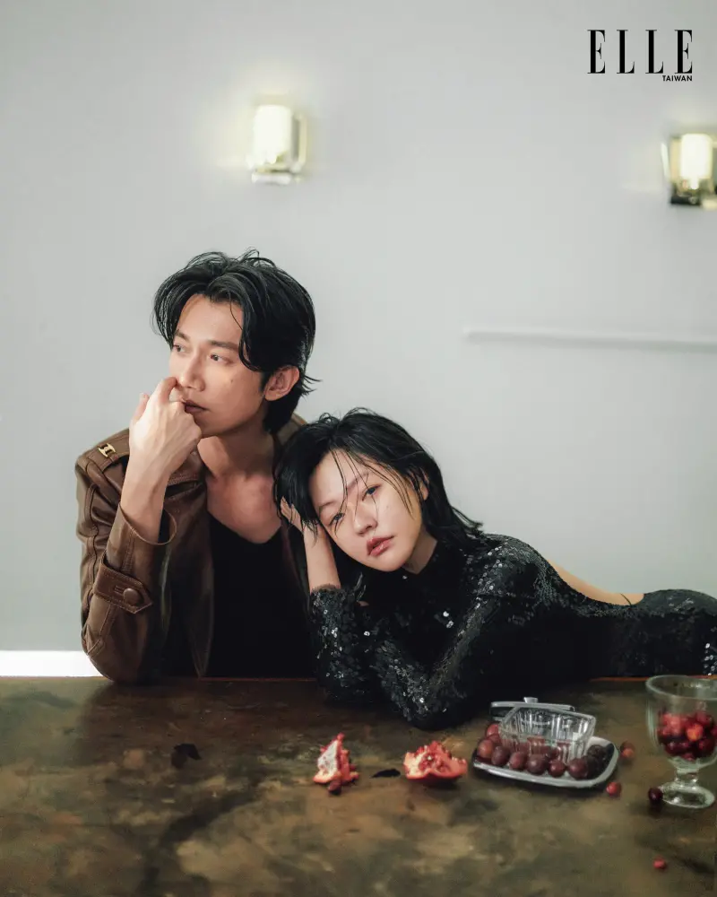 ▲小S(右)第一天拍戲就喝酒壯膽,吳慷仁笑問她喝多少。(圖/《ELLE》雜誌提供)
