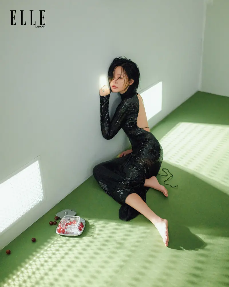 ▲小S在《此時此刻》飾演外遇的已婚婦女,她認為精神外遇比肉體出軌更可怕。(圖/《ELLE》雜誌提供)