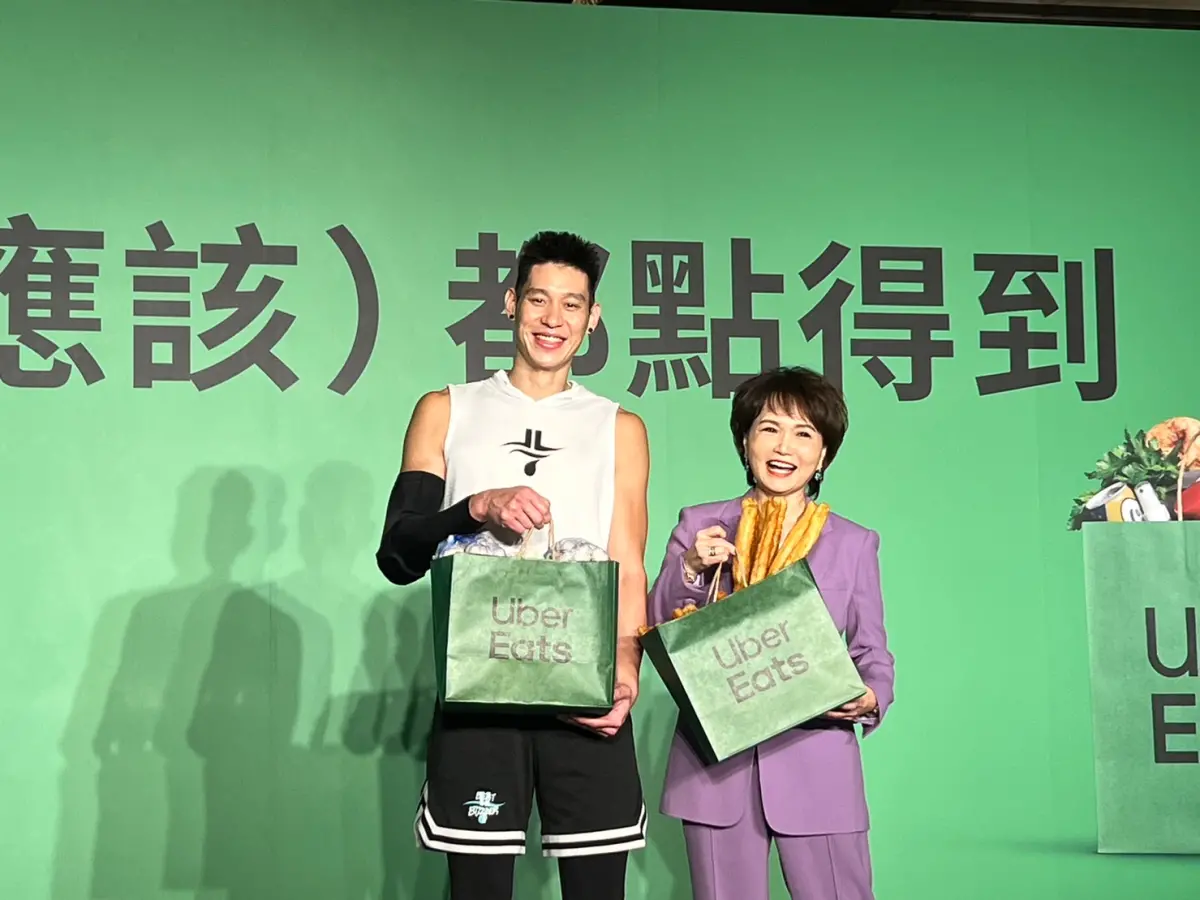 ▲Uber Eats 日前公布品牌最新代言人，由新北國王球星林書豪和資深主播沈春華擔任，同時今（6）日揭曉年度熱搜前五名，飲料排名第一名，「火鍋」熱搜大勝宵夜聖品炸物的「鹹酥雞」。（圖／記者張志浩攝）