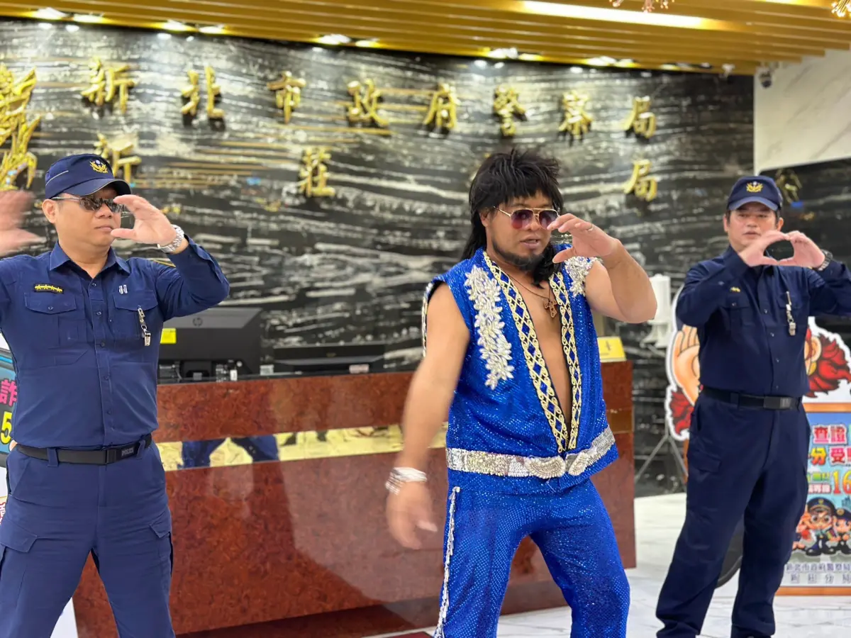 ▲藝人巴大雄攜手兩位原住民副所長大跳歌舞秀宣導防詐識詐。（圖 ／新北市政府警察局新莊分局提供）