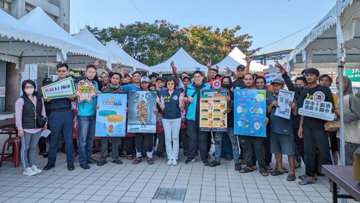 ▲屏東移民署寒冬送關懷，發放二手衣溫暖東港外籍漁工，讓漁工們感受到台灣的溫暖安心過新年。（圖／記者莊全成翻攝）