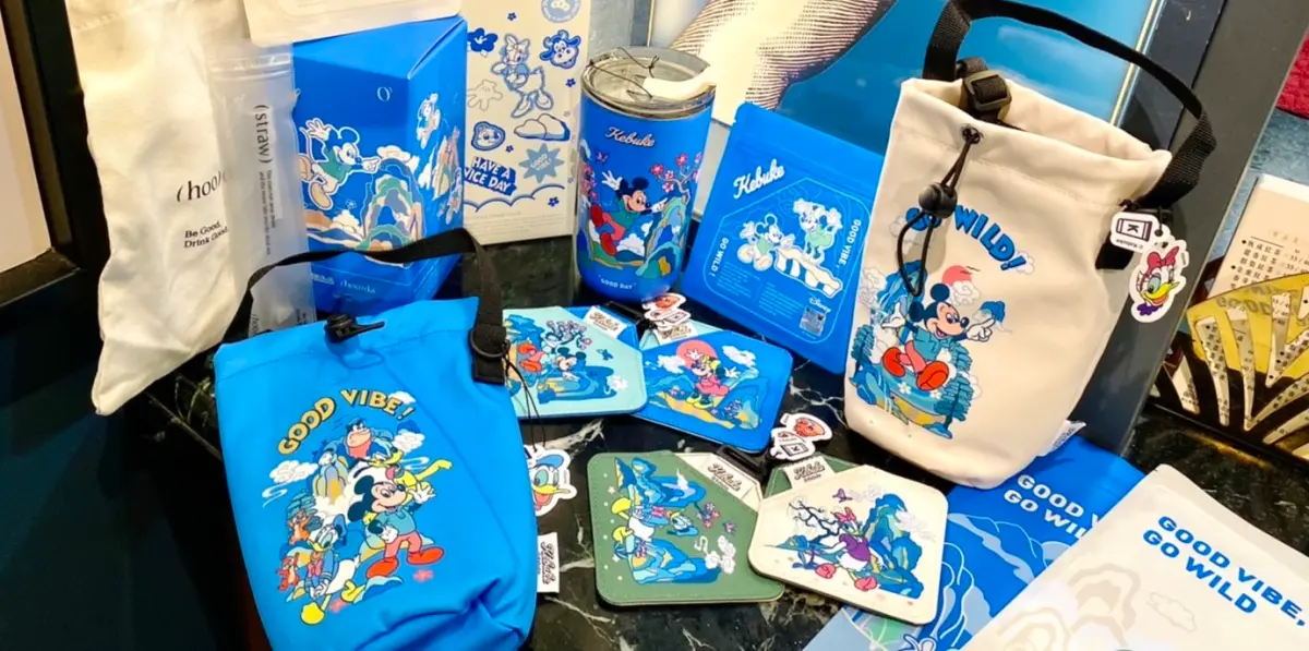 ▲可不可熟成紅茶聯名Disney迪士尼，復古米奇玩耍東方山水與Y2K設計，12月6日起開賣環保杯、提袋、收納箱等週邊商品；開喝4款全新「草莓紅茶」手搖飲料一次整理。（圖／記者蕭涵云攝）