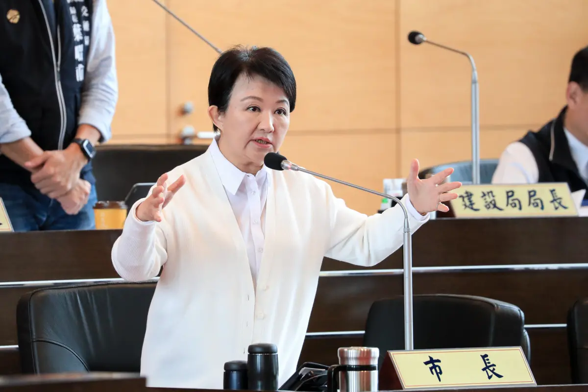 ▲台中交通裁罰金額逐年增加，台中市議員曾朝榮4日在議會質詢時指出，今年統計到10月，交通裁罰金額就破新台幣27億，民眾將車停騎樓一週收3張罰單；對此，台中市長盧秀燕說，交通裁罰金台中排第3名，不是最多的。（圖／台中市政府提供，2023.12.04）