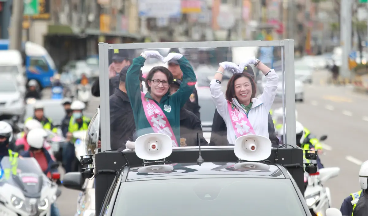 ▲蕭美琴今天到烏日為中二立委林靜儀助選，首度搭上國安局準備的防彈掃街車。（圖／立委林靜儀競總提供，2023.12.04）