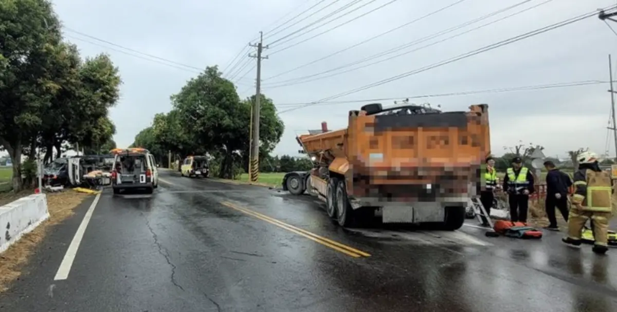 ▲4日上午9時15分，雲林縣莿桐鄉和平路與一處產業道路路口發生一起嚴重車禍，現在發生3車對撞事故，共有一部砂石車、一部小貨車及一部私人長照中心的復康巴士撞成一團，事故導致23歲劉姓小貨車司機當場失去生命跡象，經緊急送醫搶救後，仍不幸宣告不治。（圖／翻攝畫面）