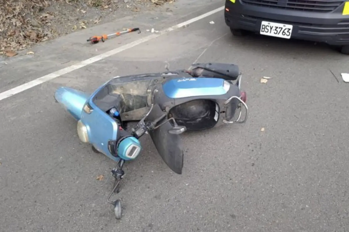 ▲3日下午2時30分，台6線29.5公里處明隧道發生車禍事故，1名35歲吳姓男子騎車途中疑似身體不適，連人帶車摔倒在，警消獲報後立即將人送往大順醫院搶救，不過仍宣告不治（圖／翻攝畫面）