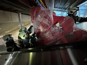 捷運板橋站手扶梯傳意外　男搬看板卡天花板遭夾困急送醫
