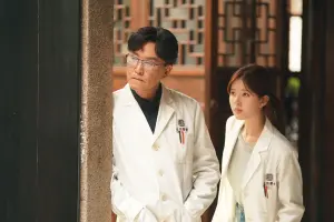 ▲吳剛（左）、趙露思共同主演的《後浪》被譽為中醫版《浪漫醫生金師傅》。（圖／中天娛樂台提供）