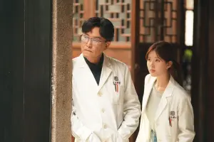 ▲吳剛(左)、趙露思共同主演的《後浪》被譽為中醫版《浪漫醫生金師傅》。(圖/中天娛樂台提供) ▲吳剛(左)、趙露思共同主演的《後浪》被譽為中醫版《浪漫醫生金師傅》。(圖/中天娛樂台提供)