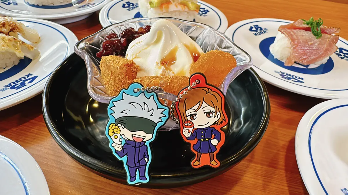 ▲日本迴轉壽司藏壽司熱血聯名《咒術迴戰》，打造軟膠吊飾、徽章及紙膠帶，共19款原創扭蛋一次整理；入冬開吃炙烤嚴選一本星鰻等新菜。爭鮮PLUS台北首店開幕「買一送一」優惠。（圖／藏壽司提供）