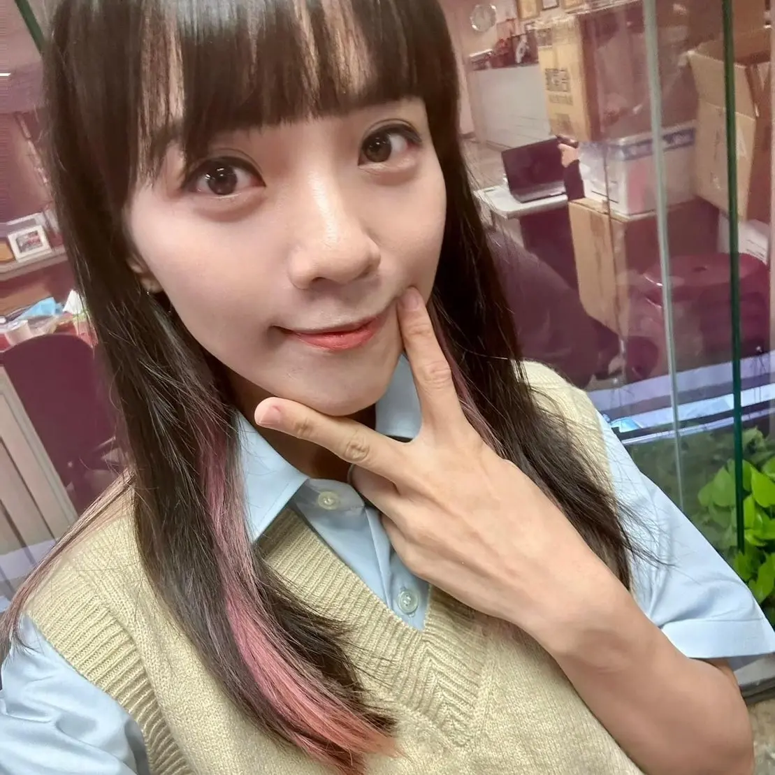 ▲黃捷今（4）日在臉書po出神還原經典台劇「麻辣鮮師」校園制服裝扮的照片，預告將與民進黨不分區立委參選人「萬老師」郭昱晴合體掃街六合夜市。（圖／黃捷競總提供）