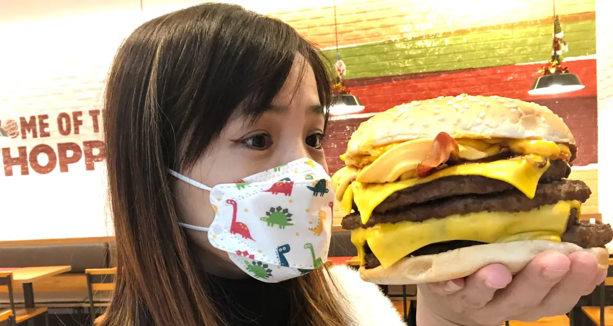 ▲漢堡王雙12加碼茴香柑橙海老鱈魚堡「買一送一」，聖誕回歸「4層火烤肉排」勁濃起士超級重磅牛堡吃到跨年。而摩斯漢堡也回歸「極上燒肉蛋堡」搭配聖誕超值優惠一次告訴你。（圖／漢堡王提供）