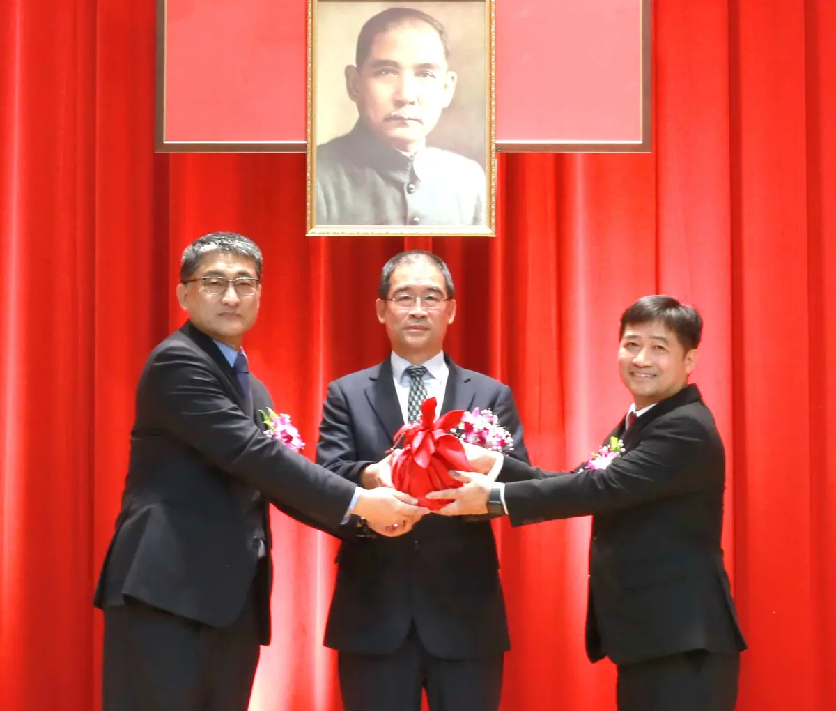 ▲台電公司大林發電廠舉行新卸任廠長交接儀式，新任廠長洪貴忠(右)在總公司副總經理郭天合(中)監交下，由卸任廠長孫禹華(左)手中接過印信，完成交接。(圖／台電公司大林發電廠提供)