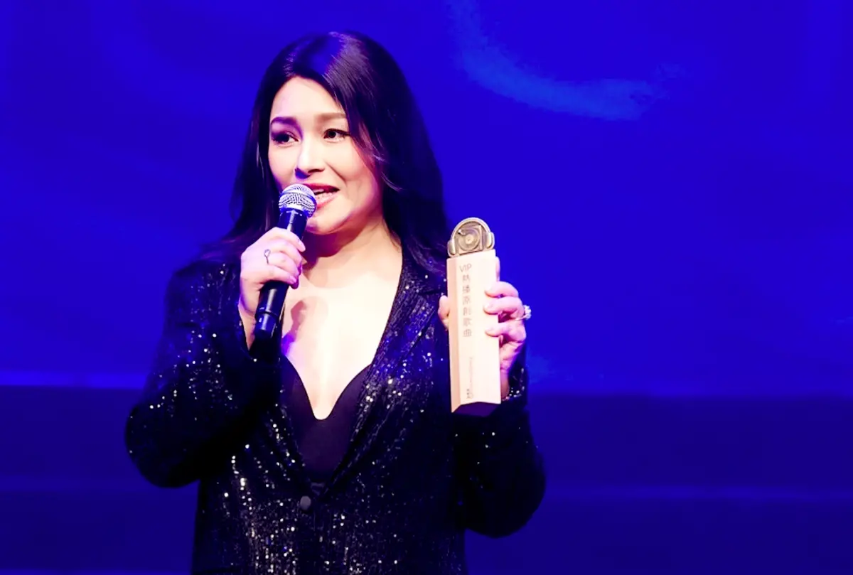 ▲嚴淑明以走光、弄丟450萬戒指出名，她睽違6年推出單曲〈一個人的黎明〉，獲得第8屆VIP音樂榜「VIP熱播原創歌曲銅獎」。（圖／嚴重愛美製作提供）