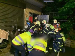 桃園5樓民宅火警！20名消防員衝現場馳援　6旬翁送醫搶救恢復心跳
