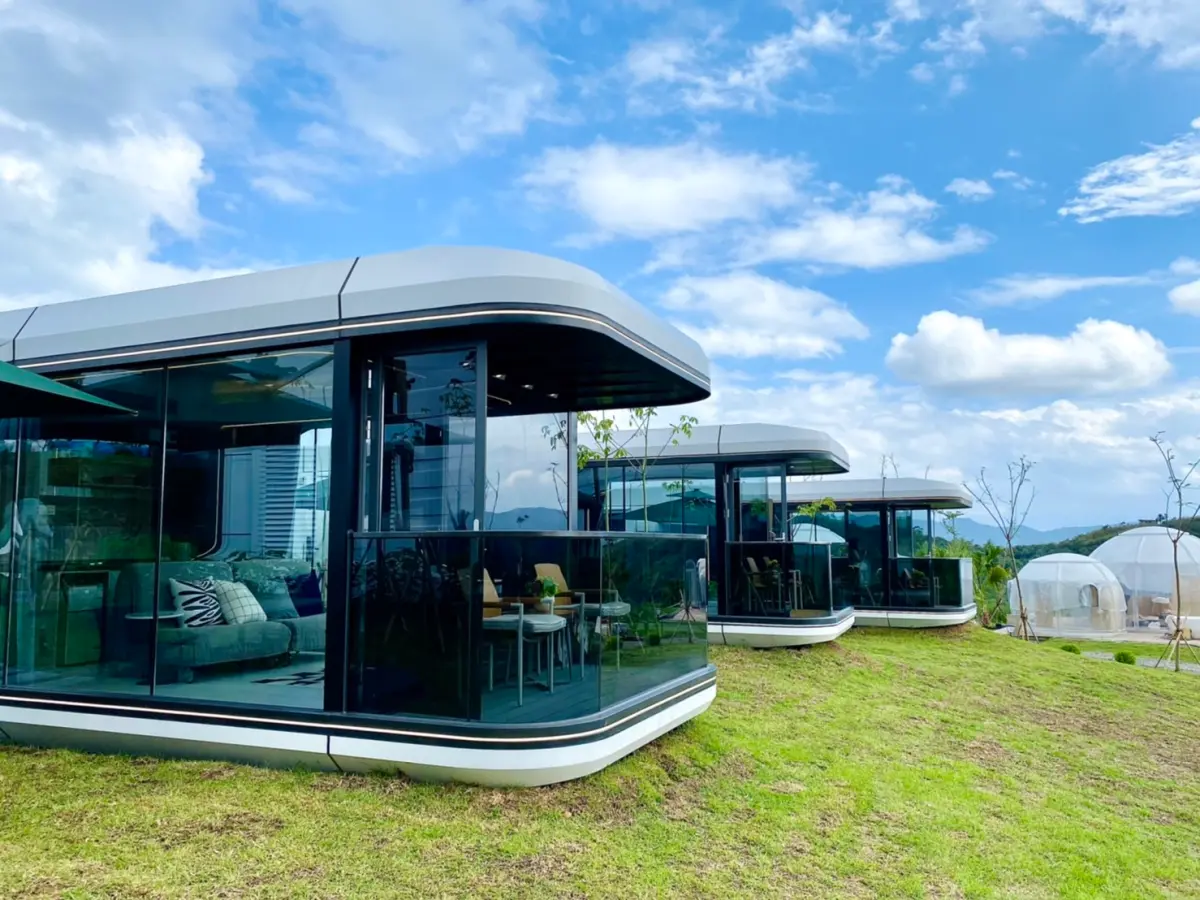 ▲網美熱搜的全新露營地就在新北貢寮！「丹內丹內野奢莊園」開幕主打法式星空屋、微星號露營車等房型，獲AsiaYo亞洲訂房網青睞，與馬辣集團三方聯名推出專屬一泊三食套裝行程開箱。（圖／記者蕭涵云攝）