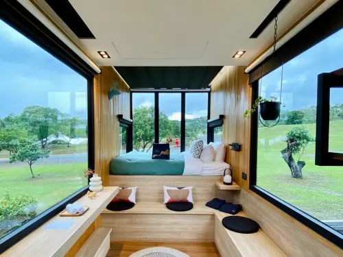 ▲北歐HOLA露營車也透過玻璃設計，視覺空間不擁擠，彷彿入住大自然。（圖／記者蕭涵云攝）