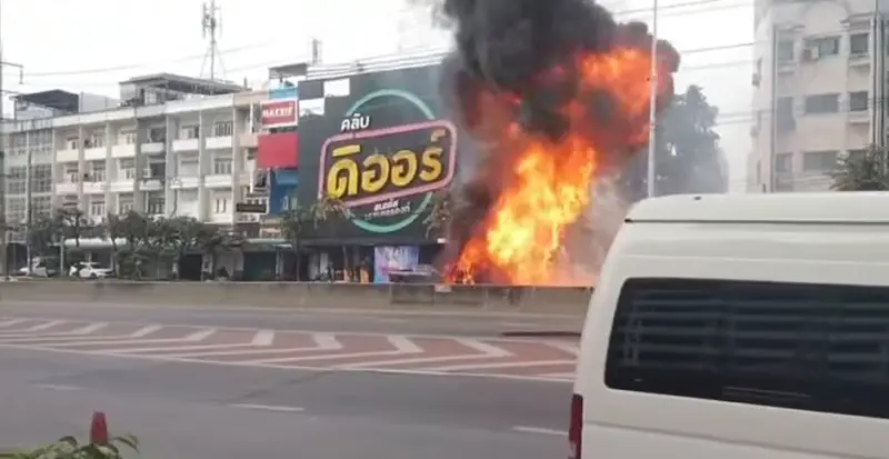 ▲ 曼谷傳出載運百桶瓦斯的卡車翻覆意外。（圖／翻攝自影片）