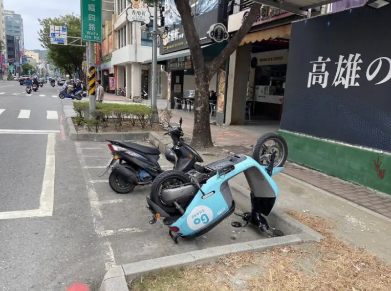 ▲高雄鹽埕區五福四路、大禮街，有台共享機車遭人惡作劇「倒頭栽」顛倒放置。警方經調閱監視器畫面，循線找到4名惡作劇男子，訊後依毀損罪嫌送辦。（圖／翻攝畫面）