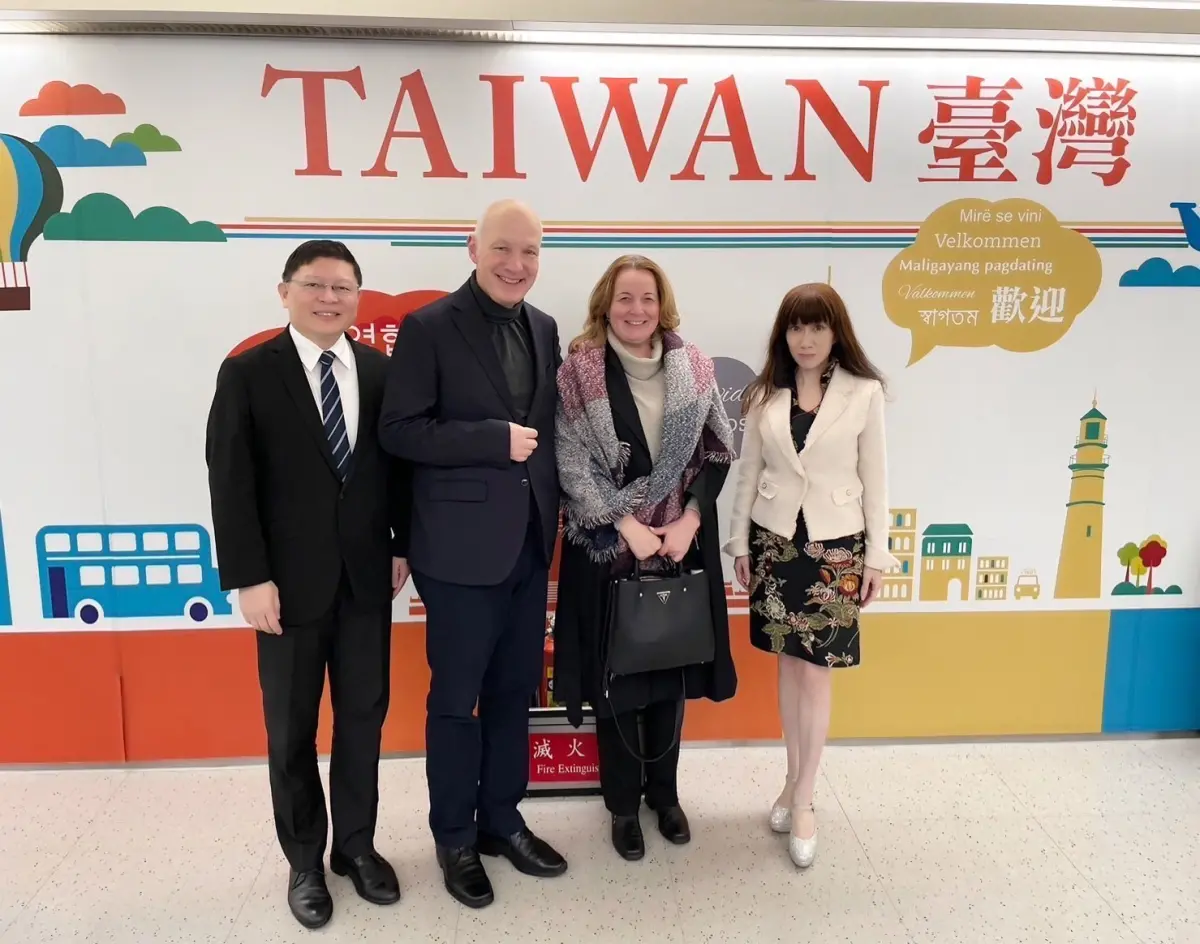 ▲圖說：捷克參議院外交委員會主席費雪（Pavel_Fischer）夫婦訪台，外交部歐洲司副司長林主恩（左）前往機場歡迎。（圖／外交部提供）