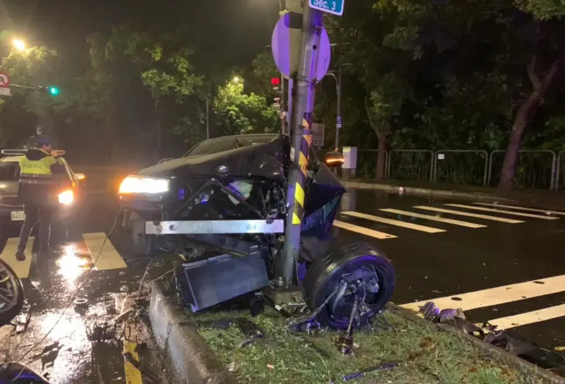 ▲5日凌晨，劉姓女子駕駛自小客車，行經新北樹林區佳園路三段，於過彎時自撞中央分隔島，劉女自行脫困後，警消獲報趕抵，將其緊急送醫救治，所幸無生命危險。（圖／翻攝畫面）