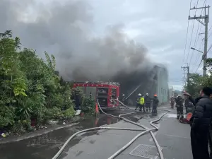 泰山鐵皮家具工廠突起火！濃煙直竄天際　警消出動123人前往灌救

