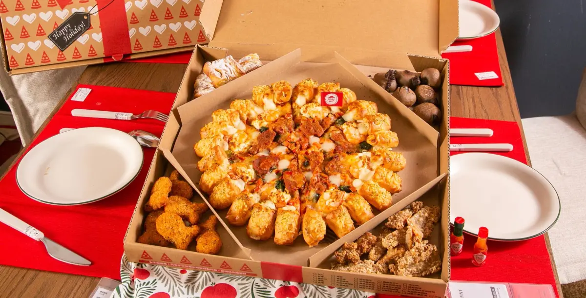 ▲必勝客聖誕披薩「炫Food盒中盒」，大披薩＋4款副食點心799元、限量4500份開搶；肯德基與日本同步推出「聖誕巨大桶」開吃楓糖香蒜脆雞、金燦鹽之花可可蛋撻送聖誕瓷盤。（圖／必勝客提供）
