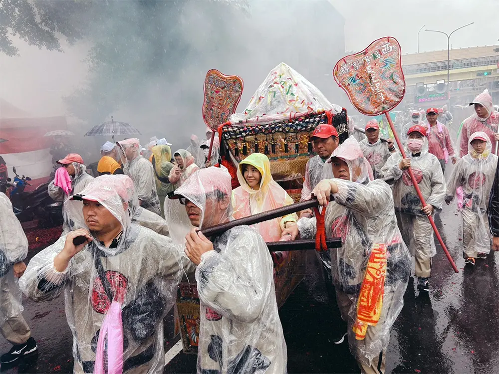 ▲于美人受邀為西螺太平媽祖掌轎，展現宗教界實力。（圖／翻攝自于美人臉書）