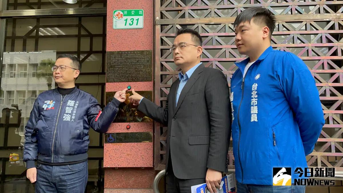 ▲由左至右依序為國民黨立委候選人羅智強、律師簡榮宗、台北市議員楊植斗向北檢告發社民黨立委候選人苗博雅、前立委羅文嘉涉嫌  ˇ意圖使人不當選（圖／記者潘千詩攝，2023.12.05）