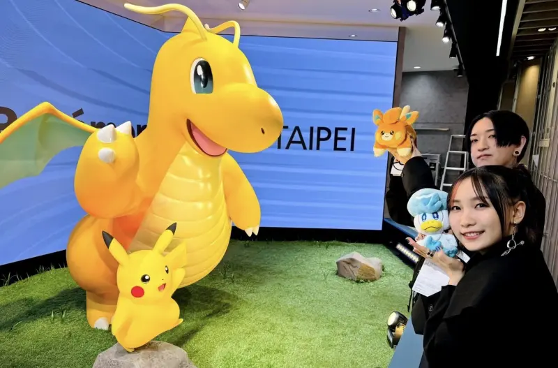 ▲YOASOBI昨日首度來台參加簡單生活節，今日更搶先開箱即將於本週五開幕的台灣首間寶可夢中心「Pokémon Center TAIPEI」。（圖／翻攝自推特）