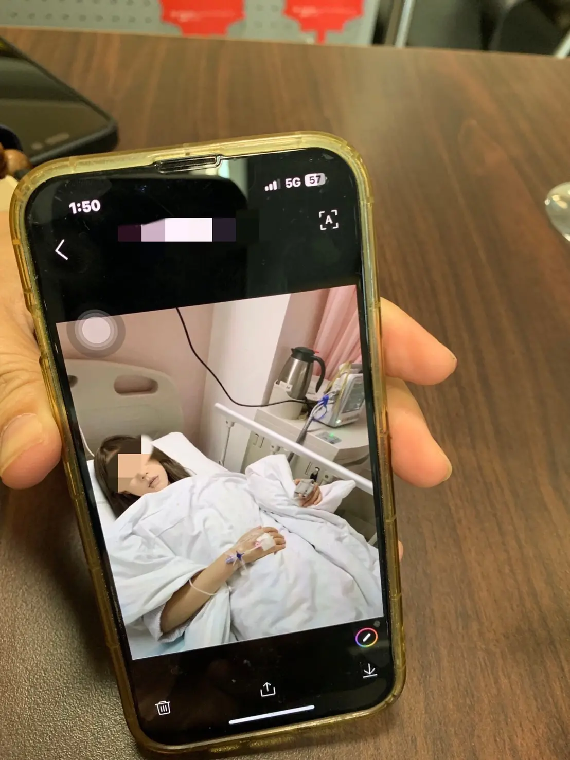 ▲女網友「許家琪」媽媽住院的照片相當不正常，被警方識破也是合成的（圖/記者鄧力軍翻攝）