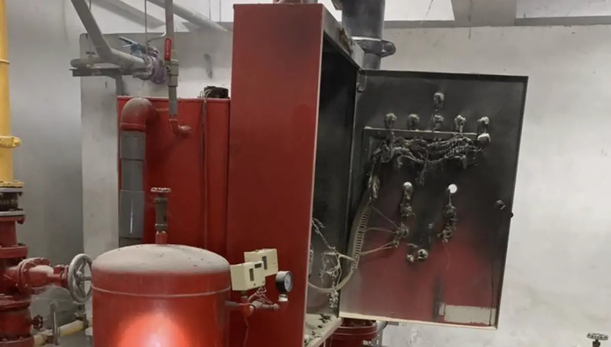 ▲台南成大自強校區發生火警，位在地下二樓的配電盤不明原因起火燃燒，黑煙竄出，消防局獲報立即派員趕赴現場，同時疏散師生300人（圖／翻攝畫面）