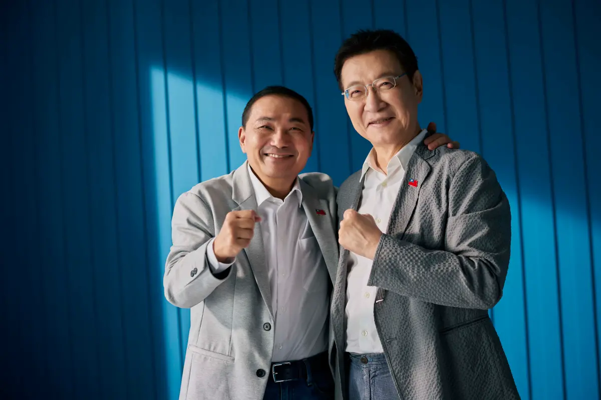 ▲「侯康配」最新官方形象照曝光，兩人分別身穿深淺色西裝。（圖／侯辦提供）