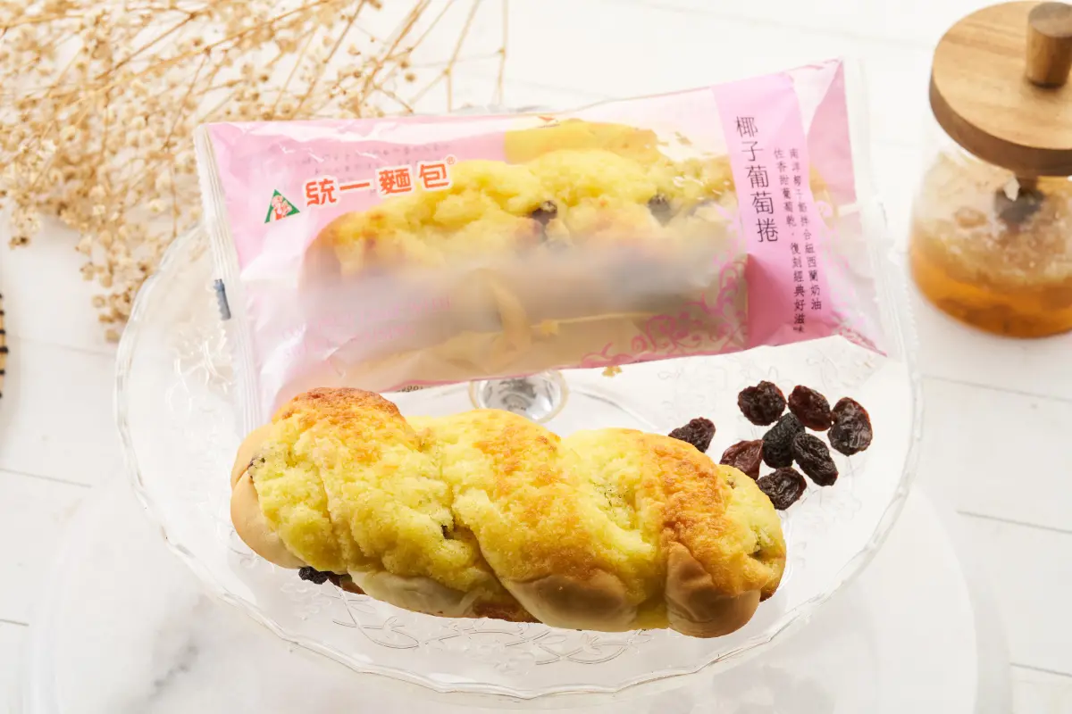 ▲不少民眾都認為，台式經典麵包首選香濃椰子餡，搭配上香甜葡萄乾，才是經典的台式麵包滋味！(圖／NOWnews攝)