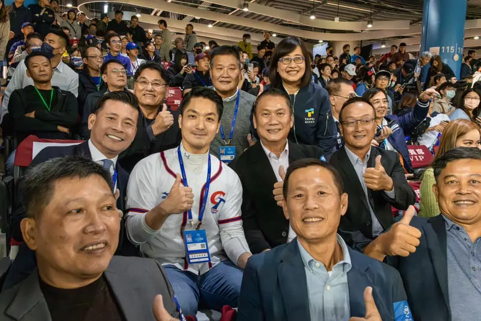 ▲蔣萬安在留言區貼出與當年球迷喊我們要巨蛋「龍獅大戰」的老球員一起在看台看球合照，並貼文說「和當年拚戰的球員一起在大巨蛋看球賽，格外有意義！」（圖／翻攝蔣萬安臉書）