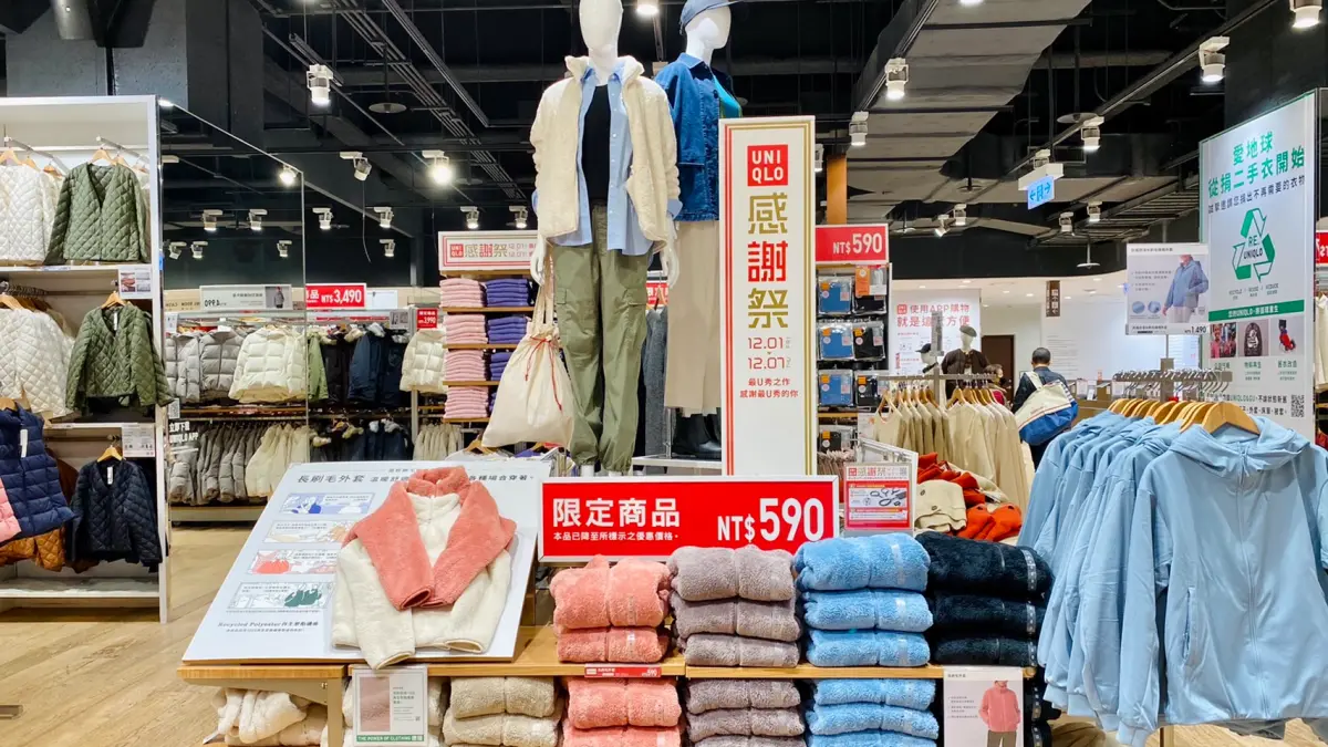 ▲一年之中最便宜的UNIQLO感謝祭到12月7日剩3天，保暖外套、發熱衣都590元，羽絨單品990元起等，現貨一次整理。GU感謝祭秋冬商品150元起、保暖外套「降200元」。（圖／記者蕭涵云攝）