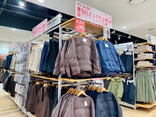 ▲男款「UNIQLO：C極輕羽絨外套」降至新價格1990元。（圖／記者蕭涵云攝）