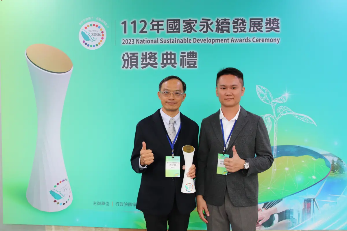 ▲台中市環保局榮獲國家永續發展獎，環保局副局長商文麟（左）代表出席領獎。（圖／環保局提供）