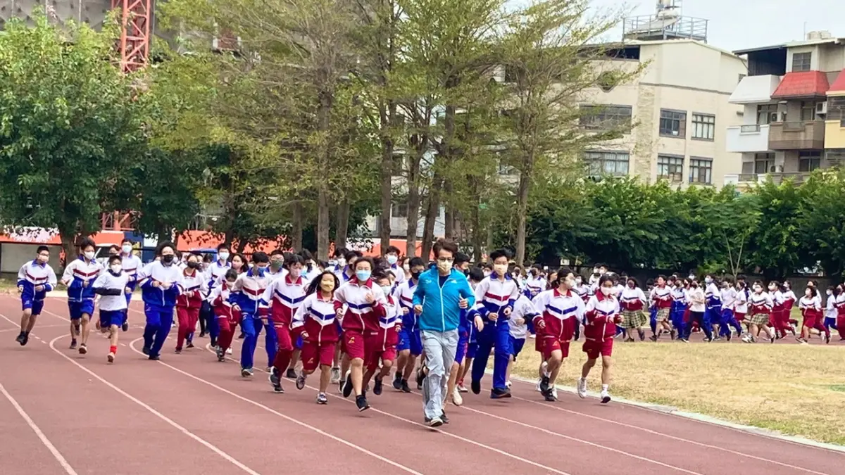▲小港國中帶領師生跑出健康，榮獲健康體位績優學校遴選特優獎。（圖／高市府教育局提供）