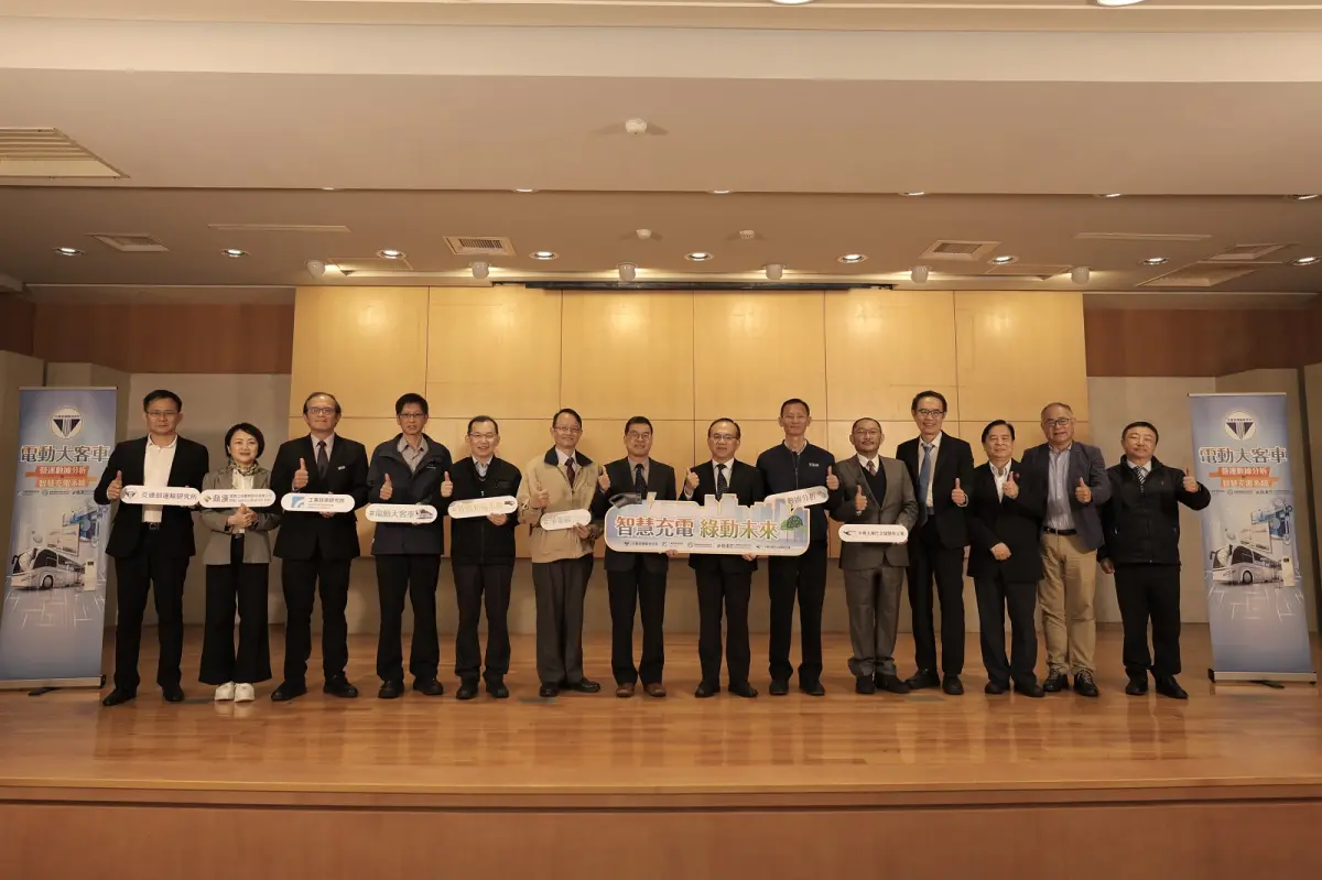 ▲工研院今（5）日宣布，攜手中興巴士、鼎漢國際及新動智能等產官研代表，共同展示國內首創的電動大客車智慧充電服務系統。（圖／工研院提供）