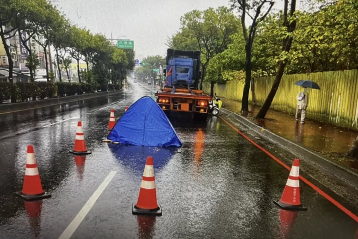 ▲黃姓女騎士載母親遭聯結車擦撞，黃女倒地受傷，黃母遭輾斃。（圖／翻攝畫面）