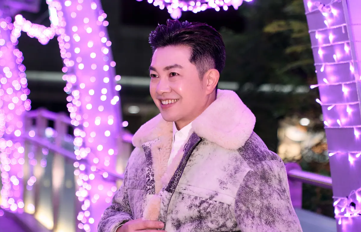 ▲造型師李明川跨界當歌手，砸百萬元變身「台版瑪麗亞凱莉」，花15小時拍MV，年近半百的他苦笑說，導演當他是少男要他放電，拍了2天MV膝蓋也痛了2天。（圖／產值娛樂）