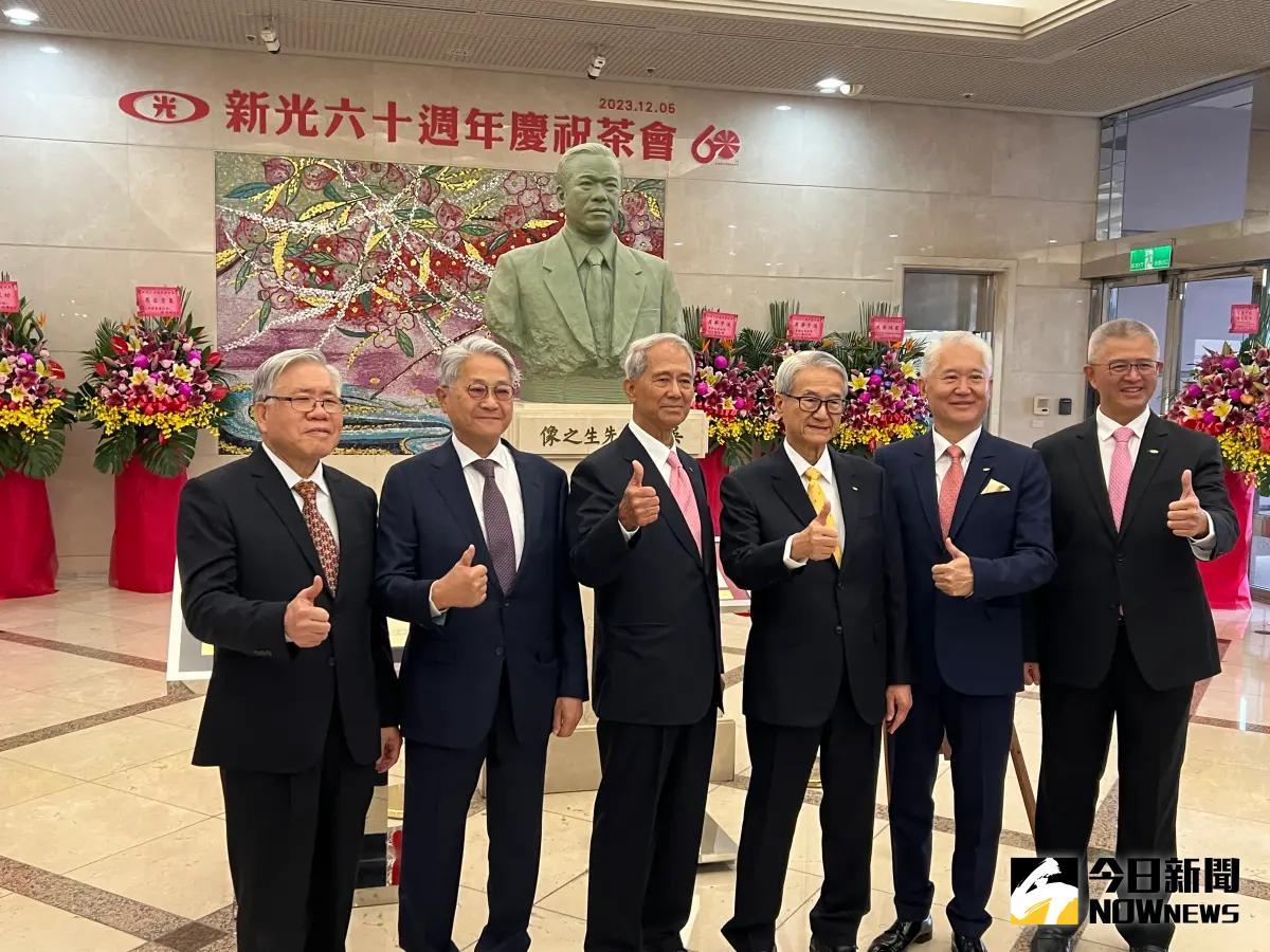 ▲新光金控旗下子公司新光人壽舉行60周年慶祝茶會，新光吳家兄弟新光金名譽董事長吳東進與台新金董事長吳東亮也齊現身，兩人也有握手、拍肩互動還不錯。（圖／記者顏真真攝）