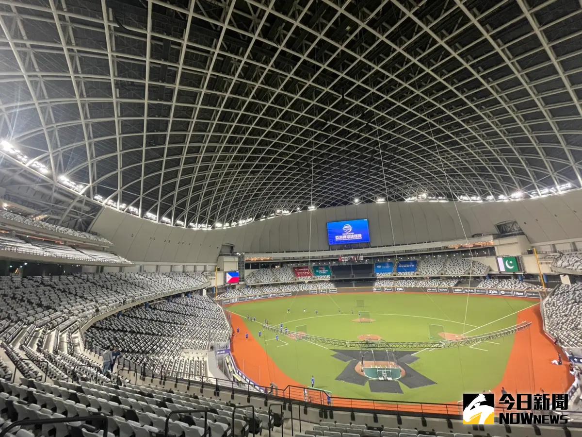 ▲台北大巨蛋屋頂疑似有漏水狀況，遠雄表示已派人檢修。（圖／吳政紘攝）