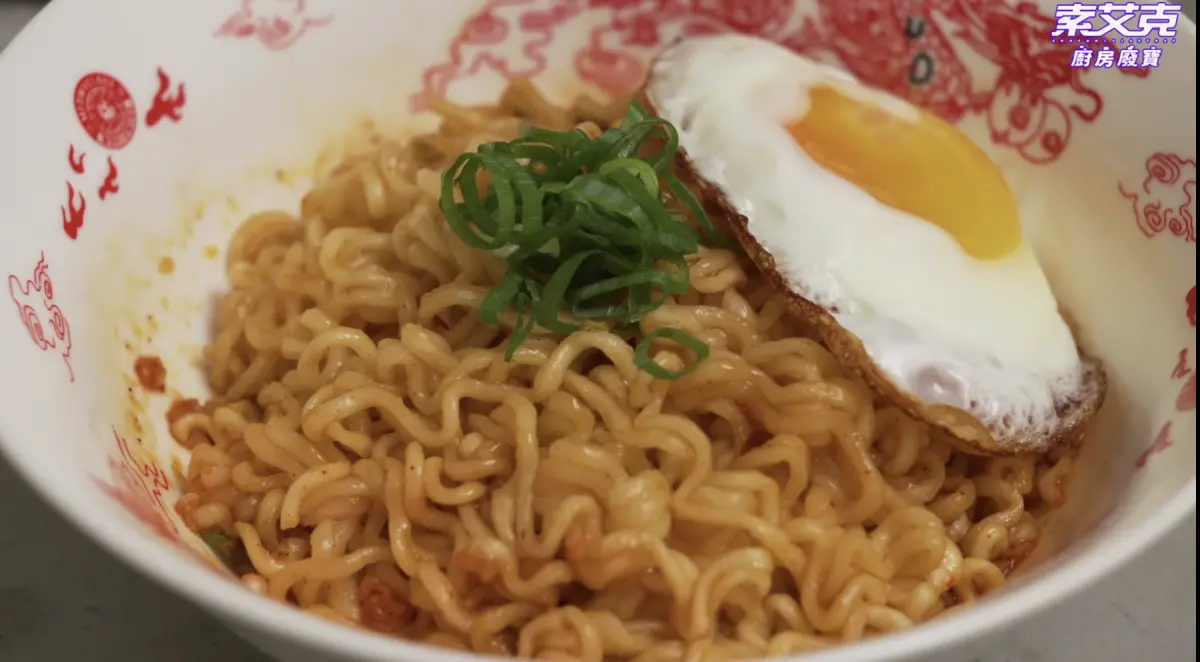 ▲索艾克實測辛拉麵創意吃法「熱油澆蒜香辛拉麵」，最終成品出爐後，他一吃立刻驚豔直呼：「熱油淋香料的做法可以收錄文化遺產！」（圖／翻攝自《索艾克》Youtube頻道）