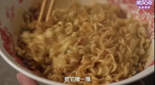 ▲▼索艾克將熱油澆入先前辛拉麵調味料的碗內後,用開水將麵體煮熟,同時也可以再快速地煎顆荷包蛋搭配,趁熱攪拌均勻後即完成。(圖/翻攝自《索艾克》Youtube頻道) ▲▼索艾克將熱油澆入先前辛拉麵調味料的碗內後,用開水將麵體煮熟,同時也可以再快速地煎顆荷包蛋搭配,趁熱攪拌均勻後即完成。(圖/翻攝自《索艾克》Youtube頻道)